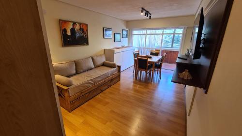 圣卡洛斯-德巴里洛切Apartamento Urquiza的客厅配有沙发和桌子