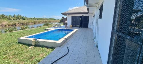 南迪Large 4 bedroom villa with Pool in Sonaisali Nadi的房屋一侧的游泳池