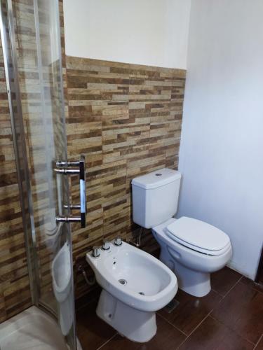 埃尔卡拉法特My home 2的浴室配有卫生间、盥洗盆和淋浴。