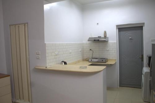 卢克索Abeer Guest House的厨房配有水槽和台面