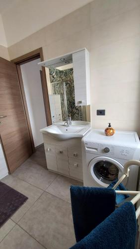 阿斯蒂Sesto Piano Apartment的一间带洗衣机和水槽的浴室