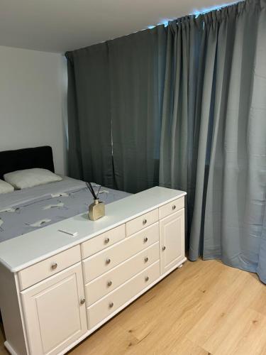 鹿特丹Apartment Heart of Rotterdam的卧室配有白色梳妆台和1张床