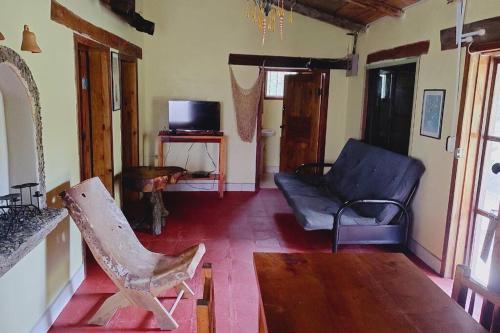 SiguatepequeCabaña La tortuga的客厅配有沙发和椅子