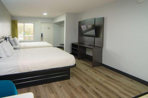 西棕榈滩西棕榈滩6号一室公寓酒店的酒店客房设有两张床和一台平面电视。