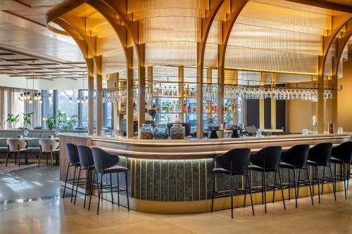 哥本哈根哥本哈根斯堪的纳维亚丽笙酒店的餐厅设有带凳子的酒吧