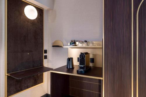 巴黎最佳西方布列塔尼蒙帕纳斯酒店的厨房配有台面上的咖啡壶