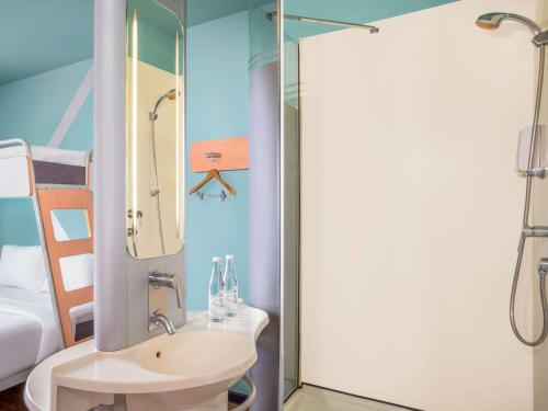 当格浪雅加达机场宜必思快捷酒店的一间带水槽和淋浴的浴室