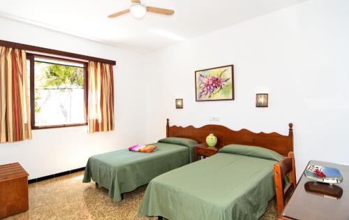 卡拉达沃拉塞瓦旅馆的一间卧室设有两张床和窗户。