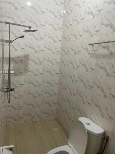 Abomey-CalaviTimba chic-villa的白色的浴室设有卫生间和淋浴。