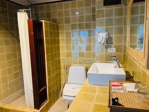 盼武里盼武里芭提威Spa度假酒店的浴室配有白色卫生间和盥洗盆。