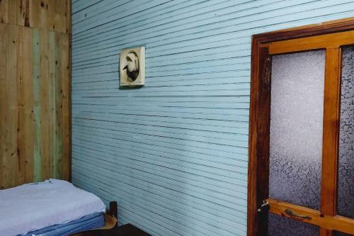 奥莫阿Perla del rio tulian的一间设有窗户的蓝色墙壁客房
