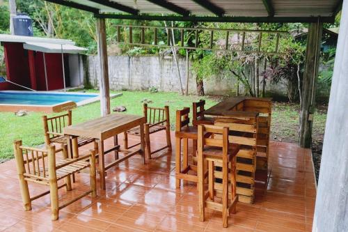 奥莫阿Perla del rio tulian的庭院里摆放着几张木桌和椅子