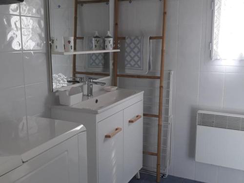 埃梅Gîte Eymet, 3 pièces, 4 personnes - FR-1-616-247的白色的浴室设有水槽和镜子