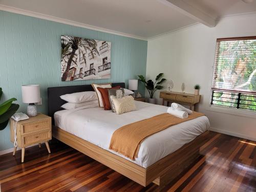 努萨维尔努沙南太平洋度假酒店&Spa的一间卧室设有一张大床和一个窗户。