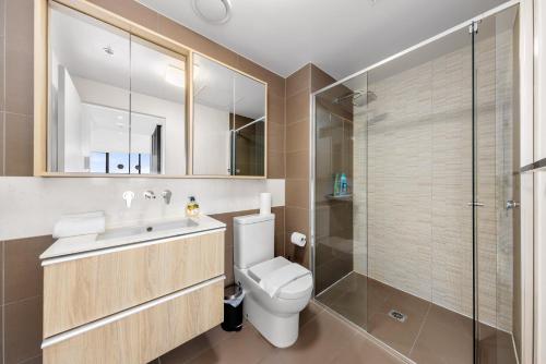 墨尔本Convenient Located 1bedroom apartment in St Kilda的浴室配有卫生间、盥洗盆和淋浴。