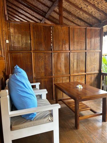 吉利阿尔吉利艾尔优泽普度假酒店的一间设有桌子、床、桌子和长凳的房间