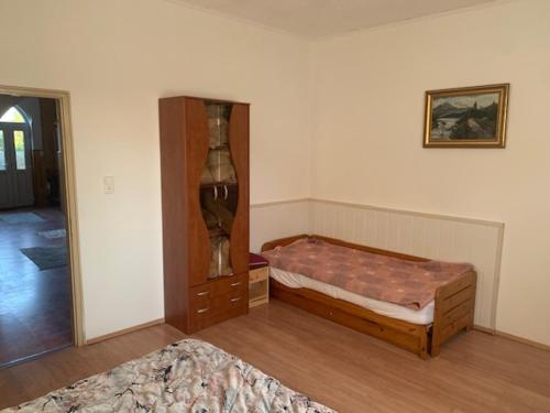 埃尔德Érd - Csendes, kényelmes családi ház的一间卧室配有一张床和一个带床垫的梳妆台