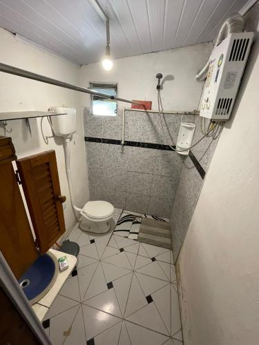 楚伊Luna Nueva Alojamiento en Chuy的一间带卫生间和水槽的小浴室