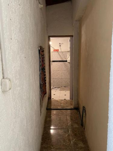 楚伊Luna Nueva Alojamiento en Chuy的一条空的走廊,门通向房间