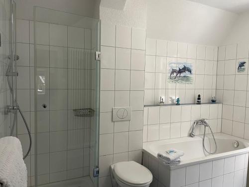 库罗阿尔滕堡Villa Marie Ferienwohnungen的带淋浴、卫生间和盥洗盆的浴室