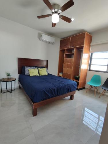 马萨特兰¡Departamento a 5 minutos del Malecón!的一间卧室配有一张床和吊扇