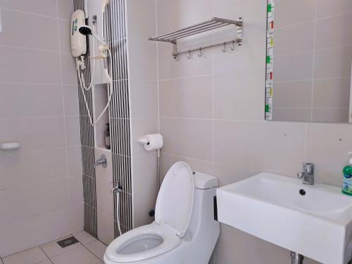 新山JB Bukit Indah Skyloft Suites的白色的浴室设有卫生间和水槽。