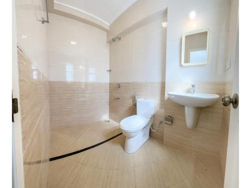 RevoraB&F Meadows - Your Premier Apartment Hotel的一间带卫生间和水槽的浴室