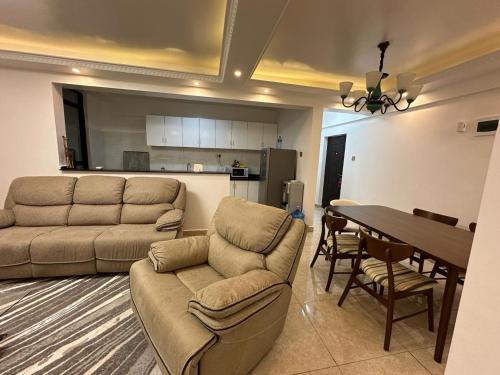 内罗毕Home Croft Nairobi的带沙发和桌子的客厅以及厨房。