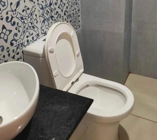 提喀迪OYO Kailath Safe Stay Tourist Home的浴室配有白色卫生间和盥洗盆。