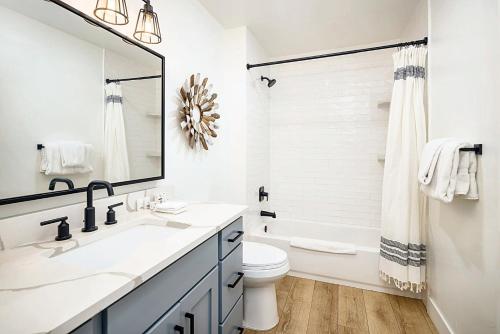 摩押Near Downtown Stylish 2BR With Amazing Patio - #2的白色的浴室设有水槽和卫生间。