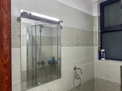 内罗毕Home Croft Nairobi的浴室里设有玻璃门淋浴