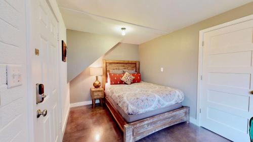 摩押Downtown Cozy Home Base - Purple Sage 6的一间小卧室,阁楼上配有一张床