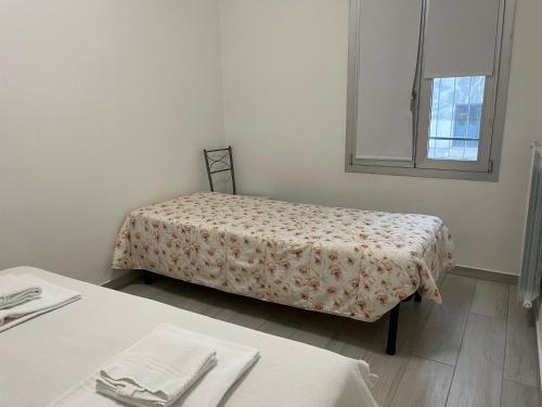 奥里奥阿塞里奥Apartment Orio Volta的客房设有床、两张桌子和窗户。
