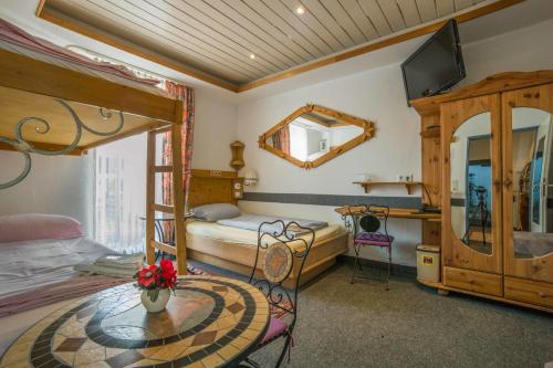韦特Hotel & Restaurant Elbschetal的一间卧室配有一张床、一张桌子和一面镜子