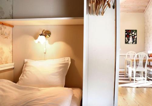 吕勒奥Mysig Lägenhet -Ralph Lundstengården的卧室配有一张墙壁上灯床。