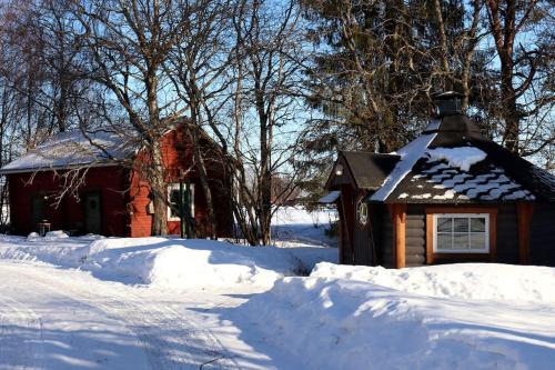 吕勒奥Mysig Lägenhet -Ralph Lundstengården的小木屋,地面上积雪