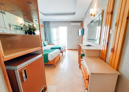马特鲁港伯希特酒店的小房间设有床和镜子