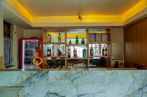 加德满都Hotel Kedarnath的一间厨房内的酒吧,配有红色冰箱