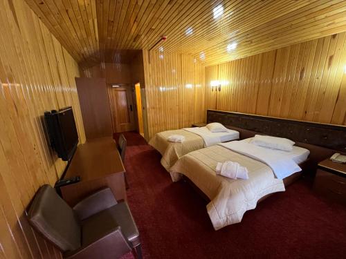 ÇaykaraLahza Hills Resort的酒店客房设有两张床和电视。