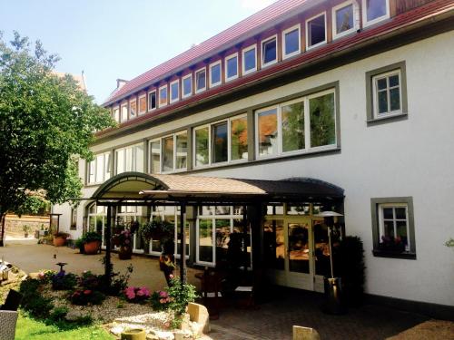 格尔利茨Dein Gutshof Hotel & Ferienwohnungen的一座白色的大建筑,有很多窗户