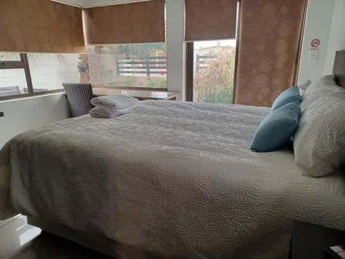 鲸湾港Carlo's Boutique Guesthouse的卧室配有带枕头的床铺和窗户。