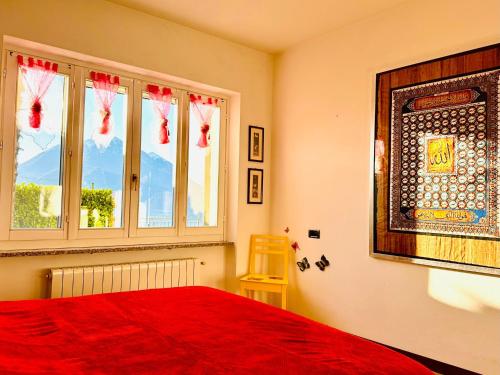 佩尔莱多Le Palme House Rifugio Romantico & late check-out的一间卧室设有红色的床和窗户。
