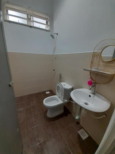 关丹Homestay Cempaka Cottage Kuantan的一间带卫生间和水槽的浴室