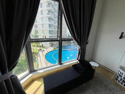 新山Country Garden Danga Bay 2 Rooms 2 Bathrooms by KS的客房设有大窗户,享有游泳池的景色