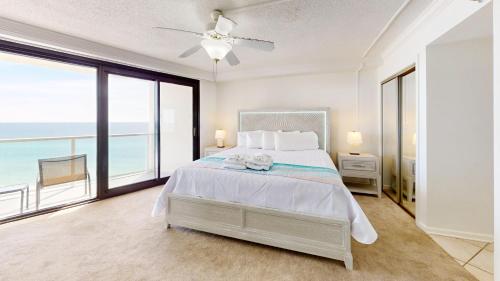 德斯坦Beachside II 4333的一间卧室设有一张床,享有海景