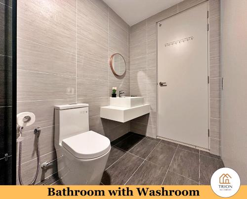 吉隆坡Trion Kuala Lumpur Near Sunway Velocity KLCC TRX Bukit Bintang的浴室配有白色卫生间和盥洗盆。