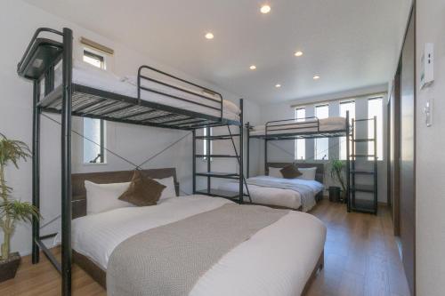 福冈fuu的卧室配有2张双层床和白色床单