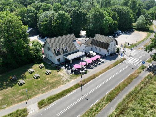 GuelleCamping de Boskant的享有大楼空中美景,配有桌子和粉红色伞