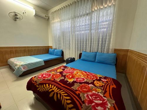 波来古市MoTel HỒ XUÂN的一间卧室设有两张床和窗户。