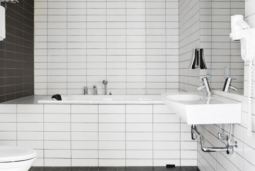 克里斯蒂安桑克里斯蒂安桑康福特茵酒店的白色的浴室设有2个盥洗盆和1个卫生间。